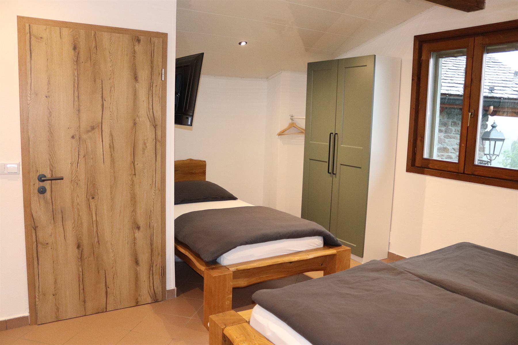 Schlafzimmer mit Einzelbett und Schrank im Casa di Monti.